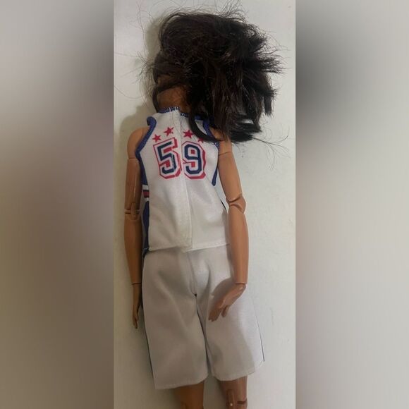 Barbie Made to Move Doll,  Basketball Player, with Extra Flexibility. No BALL - Picture 3 of 4
